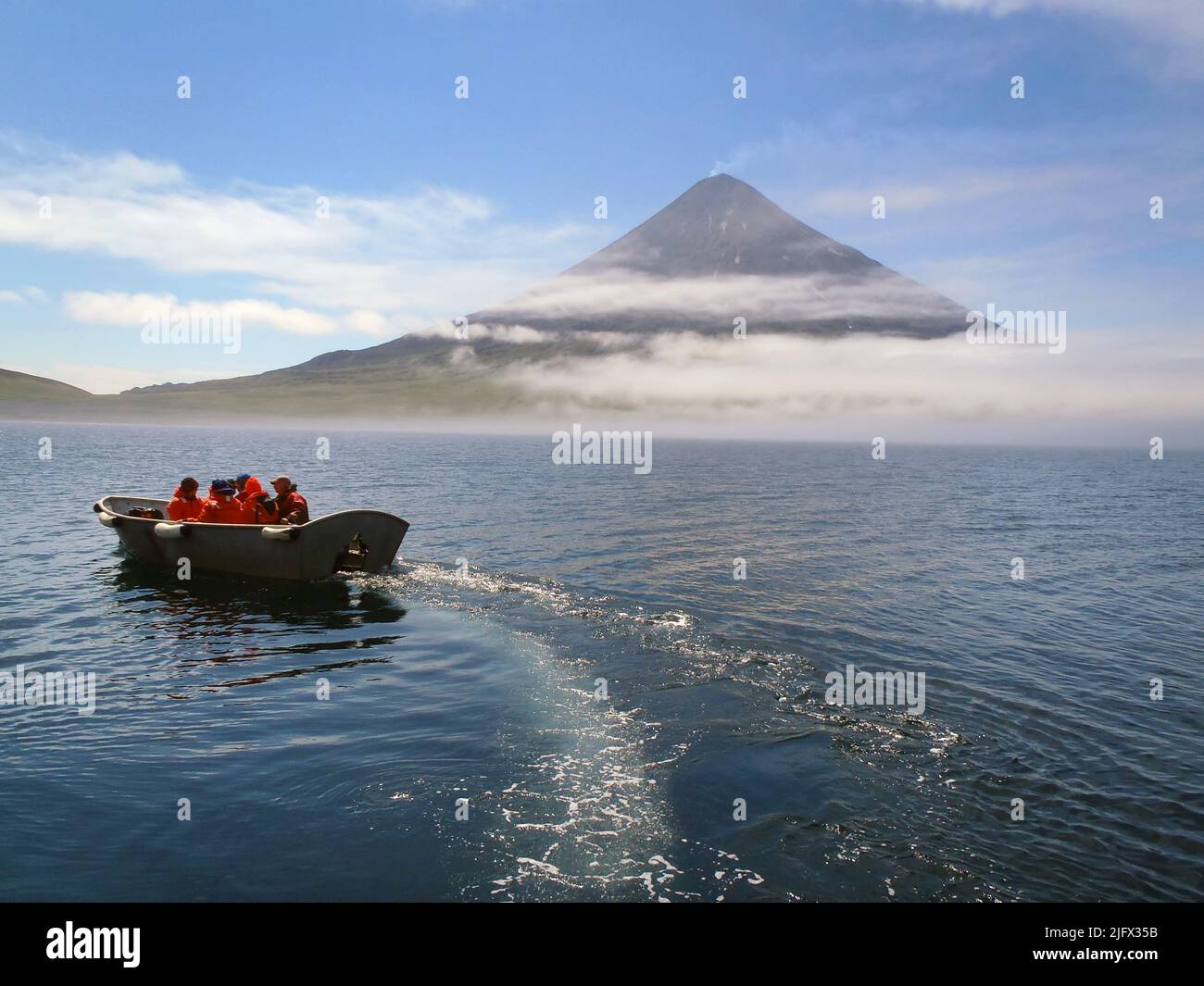 Le volcan Cleveland, est un stratovolcan presque symétrique à l'extrémité ouest de l'île de Chuginadak, qui fait partie des îles des quatre montagnes juste à l'ouest de l'île Umnak dans les îles Fox des îles Aléoutiennes de l'Alaska. Mt. Cleveland a 5675ft (1730m) de haut, et l'un des plus actifs des 75 volcans ou plus dans le plus grand arc Aléoutien. Crédit : C.Neal /USGS. Banque D'Images