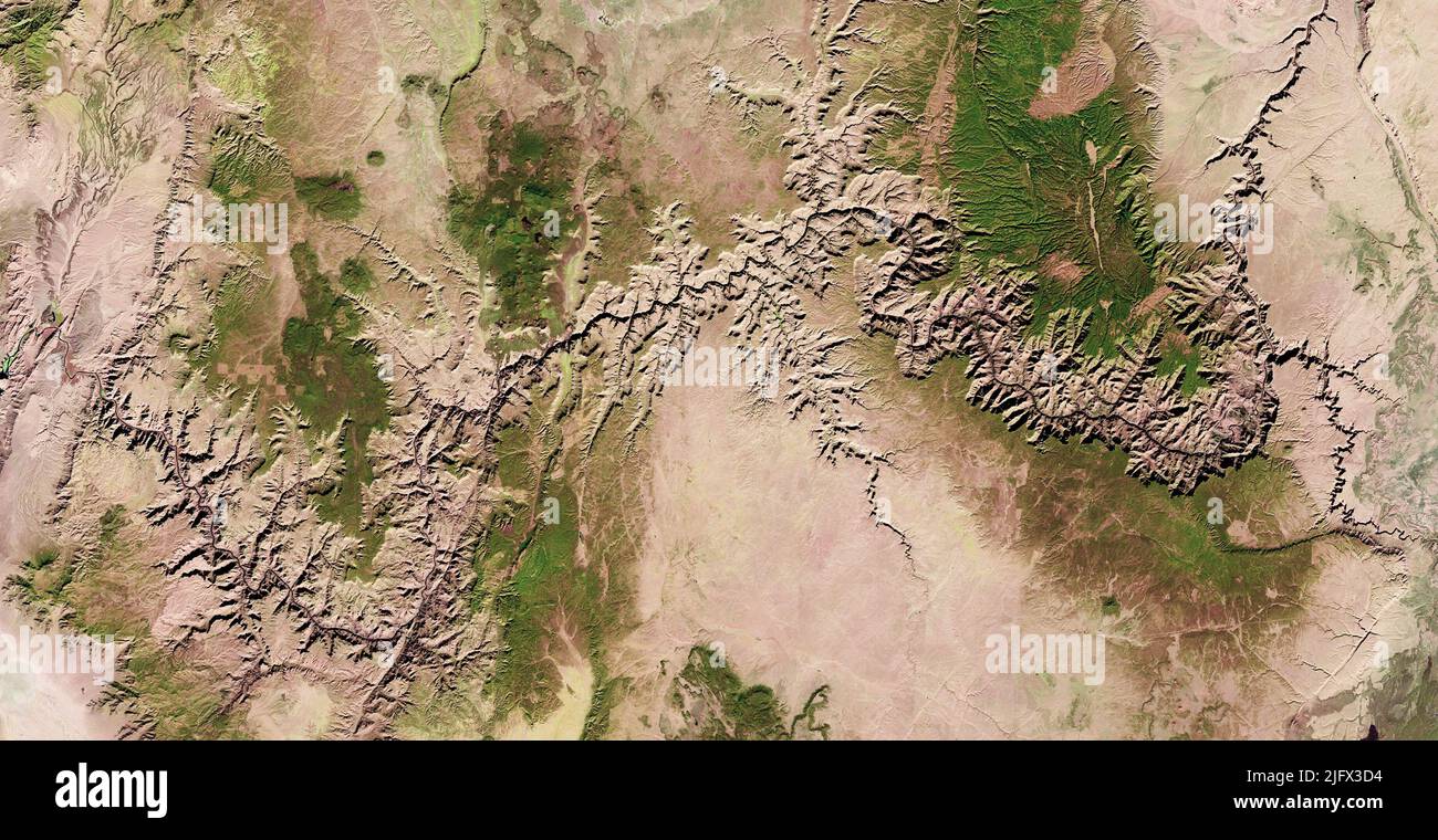 Le Grand Canyon, États-Unis imagé par Landsat en octobre-novembre 2013. Désigné parc national en 1919, le Grand Canyon offre des vues spectaculaires sur des formations géologiques uniques qui attirent plus de 5 millions de visiteurs chaque année. Des objets archéologiques ont été trouvés dans le parc qui ont près de 12000 ans. Les récents rejets d'eau à haut débit du barrage de Glen Canyon (au nord-est de cette image) ont déplacé du sable le long du fleuve Colorado et dans le canyon. Les sédiments aident à établir des bancs de sable pour les poissons et les habitats fauniques et à protéger les ressources archéologiques. Crédit: NASA/USGS Banque D'Images