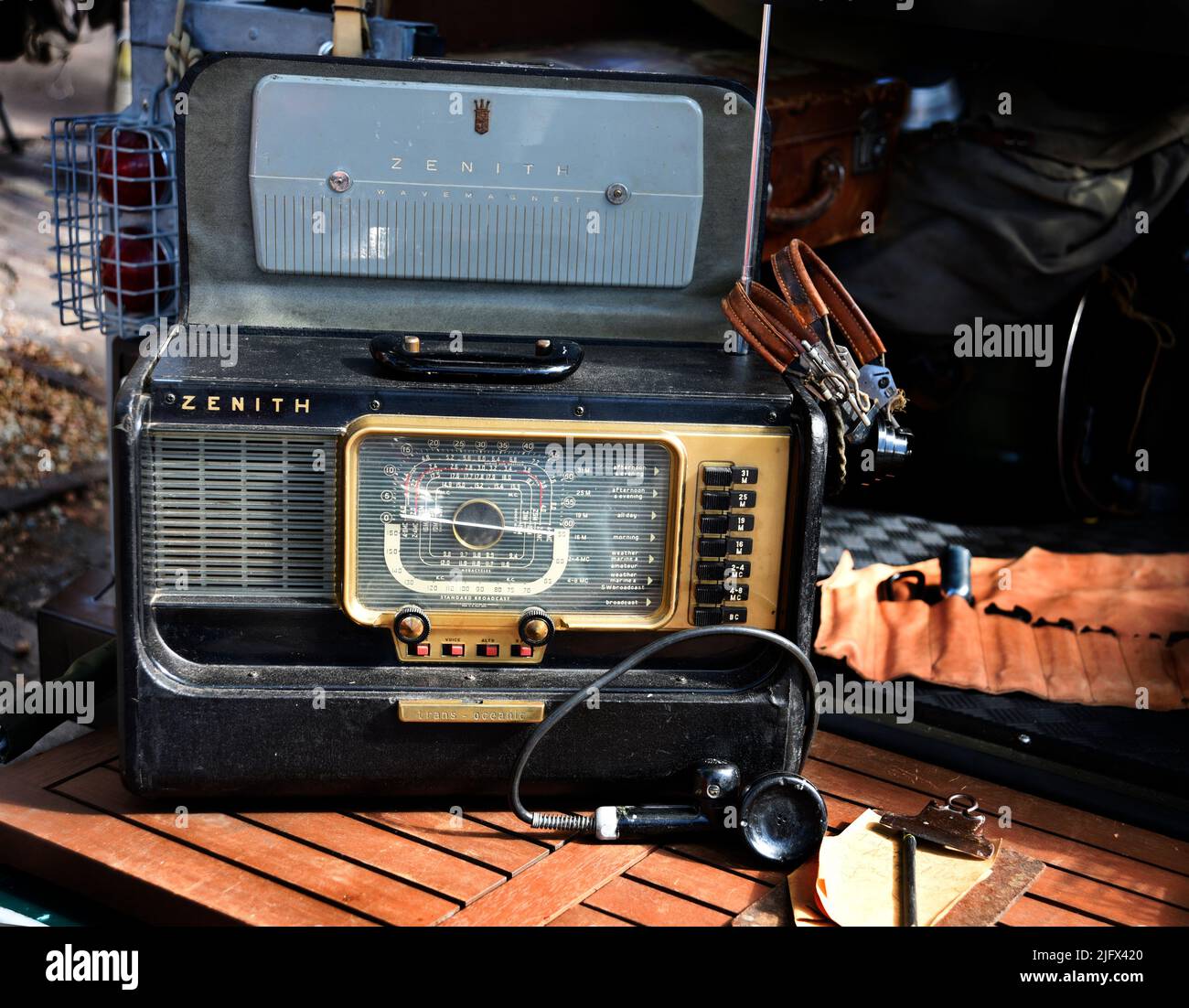 Une radio Wavemagnet transocéanique Zenith 1950s à l'intérieur d'un Range Rover d'époque exposé lors d'un spectacle de voitures d'époque du 4 juillet à Santa Fe, Nouveau-Mexique. Banque D'Images