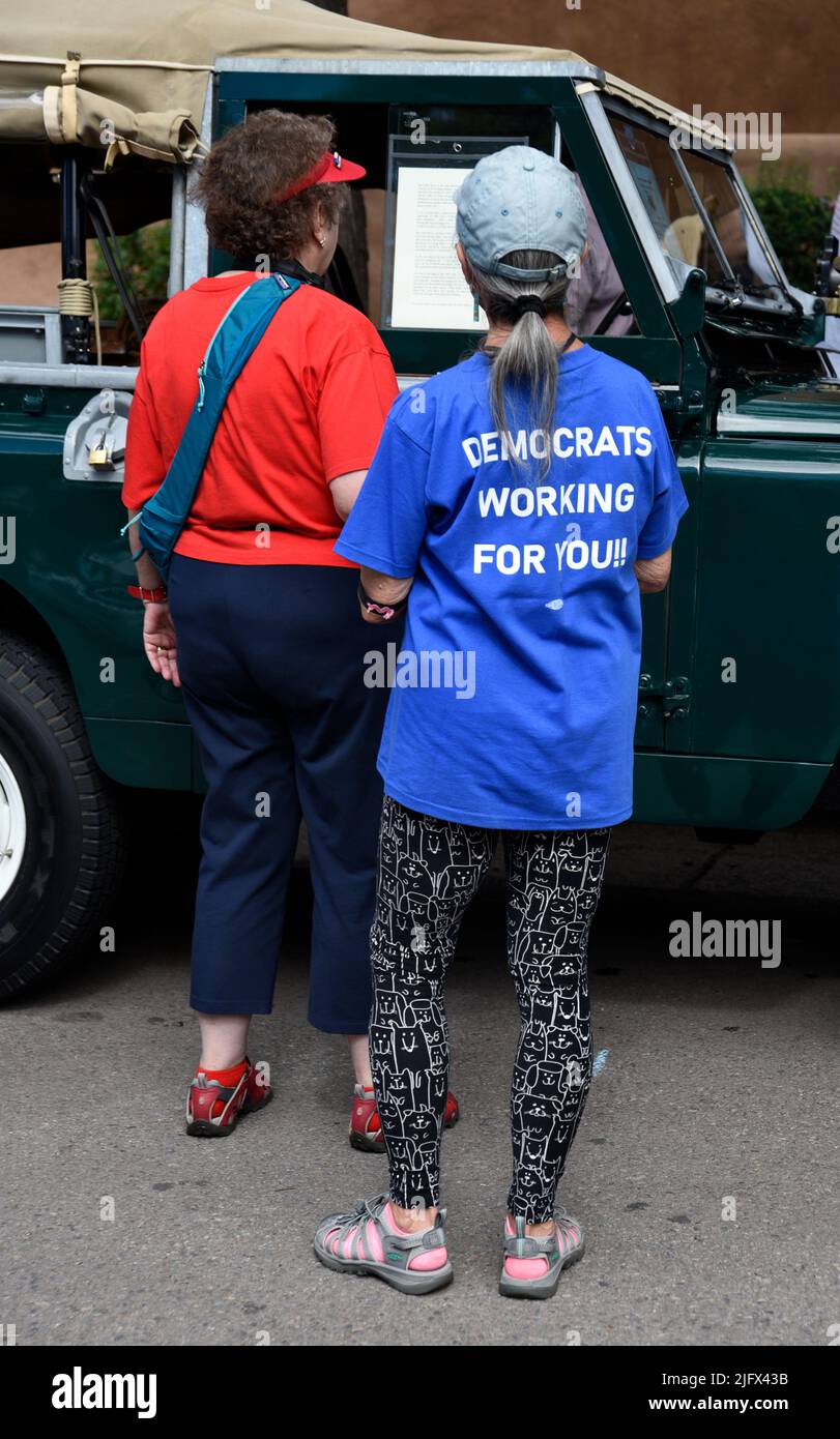 Une femme portant un T-shirt exhortant les électeurs à voter pour les candidats démocrates aux élections à venir assiste à un spectacle de voiture d'époque à Santa Fe, au Nouveau-Mexique Banque D'Images