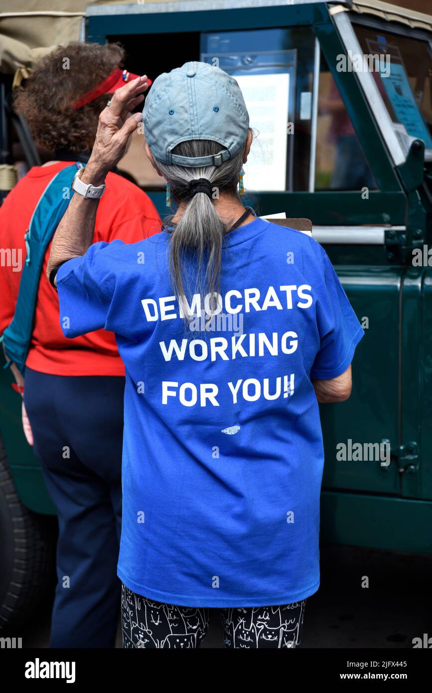 Une femme portant un T-shirt exhortant les électeurs à voter pour les candidats démocrates aux élections à venir assiste à un spectacle de voiture d'époque à Santa Fe, au Nouveau-Mexique Banque D'Images