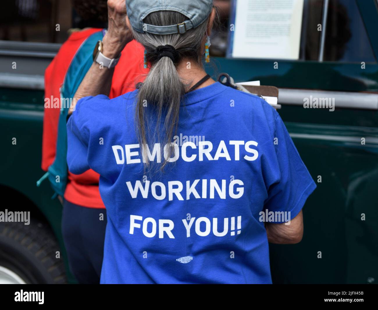 Une femme portant un T-shirt exhortant les électeurs à voter pour les candidats démocrates aux élections à venir assiste à un spectacle de voiture d'époque à Santa Fe, au Nouveau-Mexique Banque D'Images