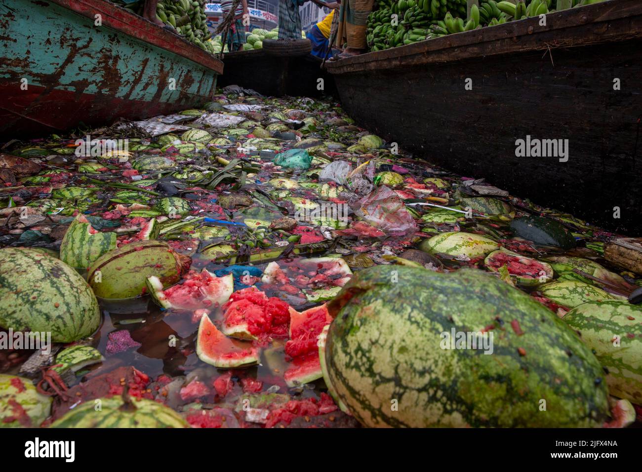 Pourriture des fruits sur le fleuve buriganga, Dhaka, Bangladesh. Banque D'Images