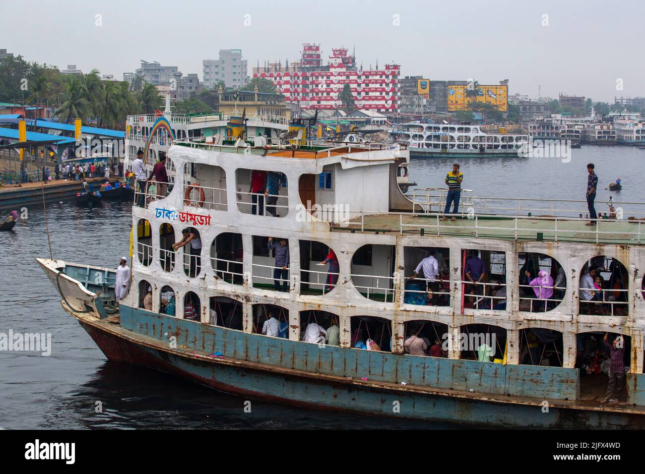 Navire à passagers sur le fleuve buriganga, Dhaka, Bangladesh. Banque D'Images