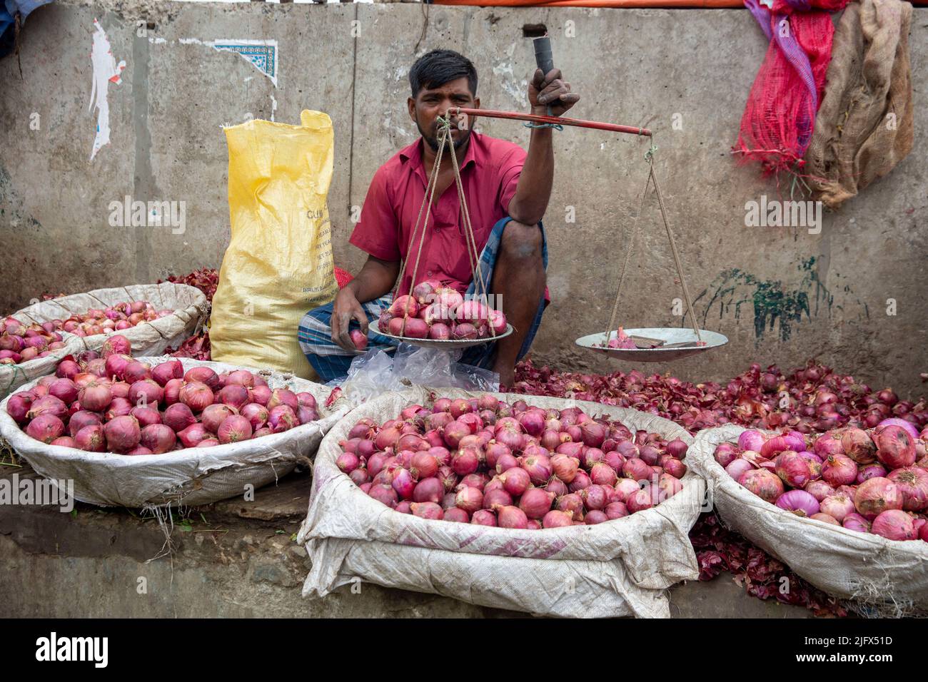 Vendeur d'oignon sur un sentier dans le Vieux Dhaka, Bangladesh Banque D'Images