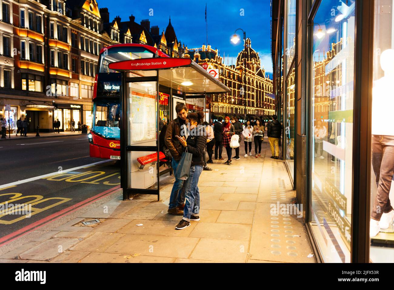 Arrêt de bus. Gare de Knightsbridge. La rue commerçante. Brompton Road est une rue située dans la partie sud de Knightsbridge et dans le par est Banque D'Images