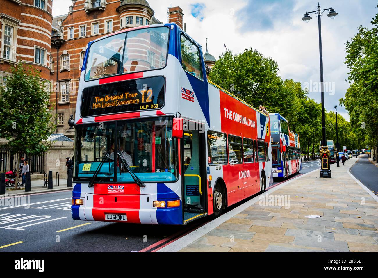 Bus touristique à impériale à toit ouvert peint avec le drapeau Union Jack. Londres, Angleterre, Royaume-Uni, Europe Banque D'Images