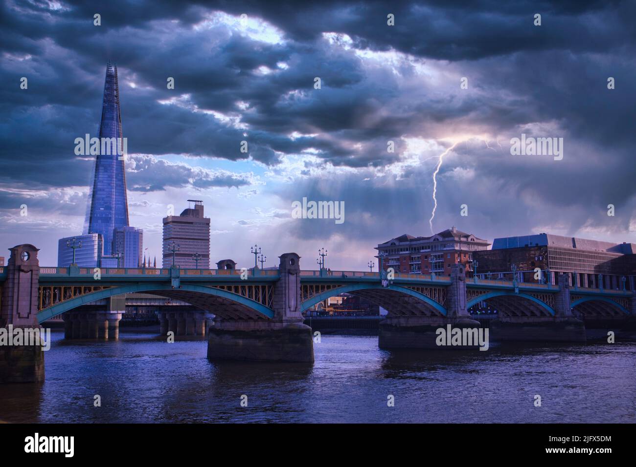 Le Shard derrière le pont Southwark au-dessus de la tamise à Londres Banque D'Images