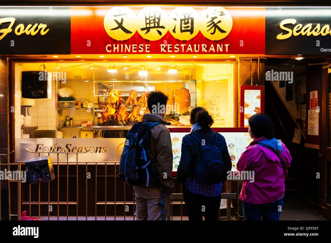 Présentation d'un restaurant à Chinatown avec canards croustillants suspendus. Chinatown est une enclave ethnique de la ville de Westminster. L'enclave se produit actuellement Banque D'Images
