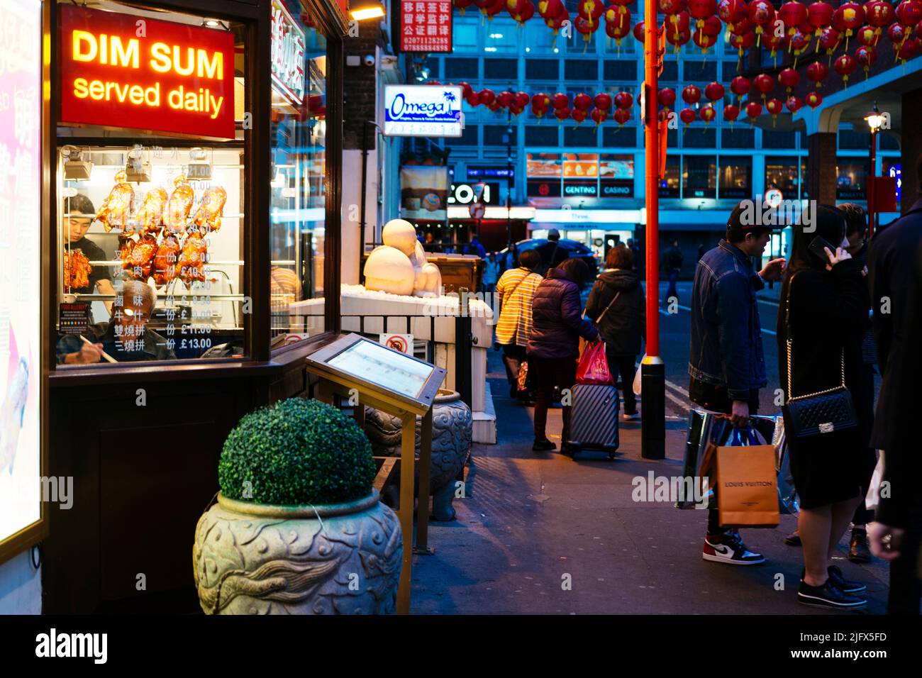 Restaurant chinois à Chinatown. Chinatown est une enclave ethnique de la ville de Westminster. L'enclave occupe actuellement la zone à l'intérieur et autour du GERR Banque D'Images