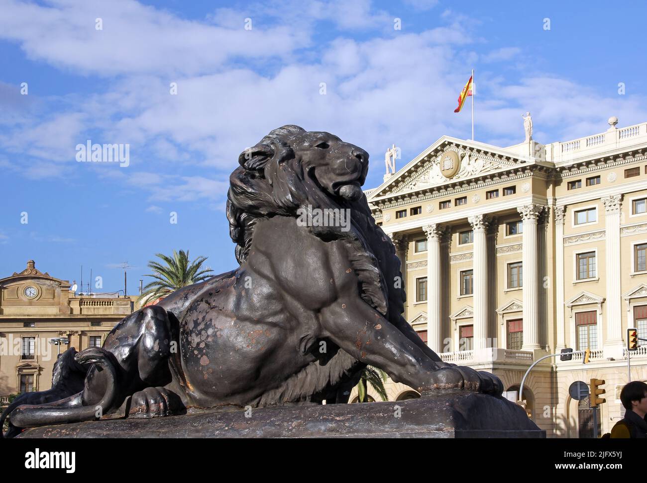 Statue de lion de bronze au pied de la colonne de Columbus (construite en 1888), Barcelone, Espagne Banque D'Images