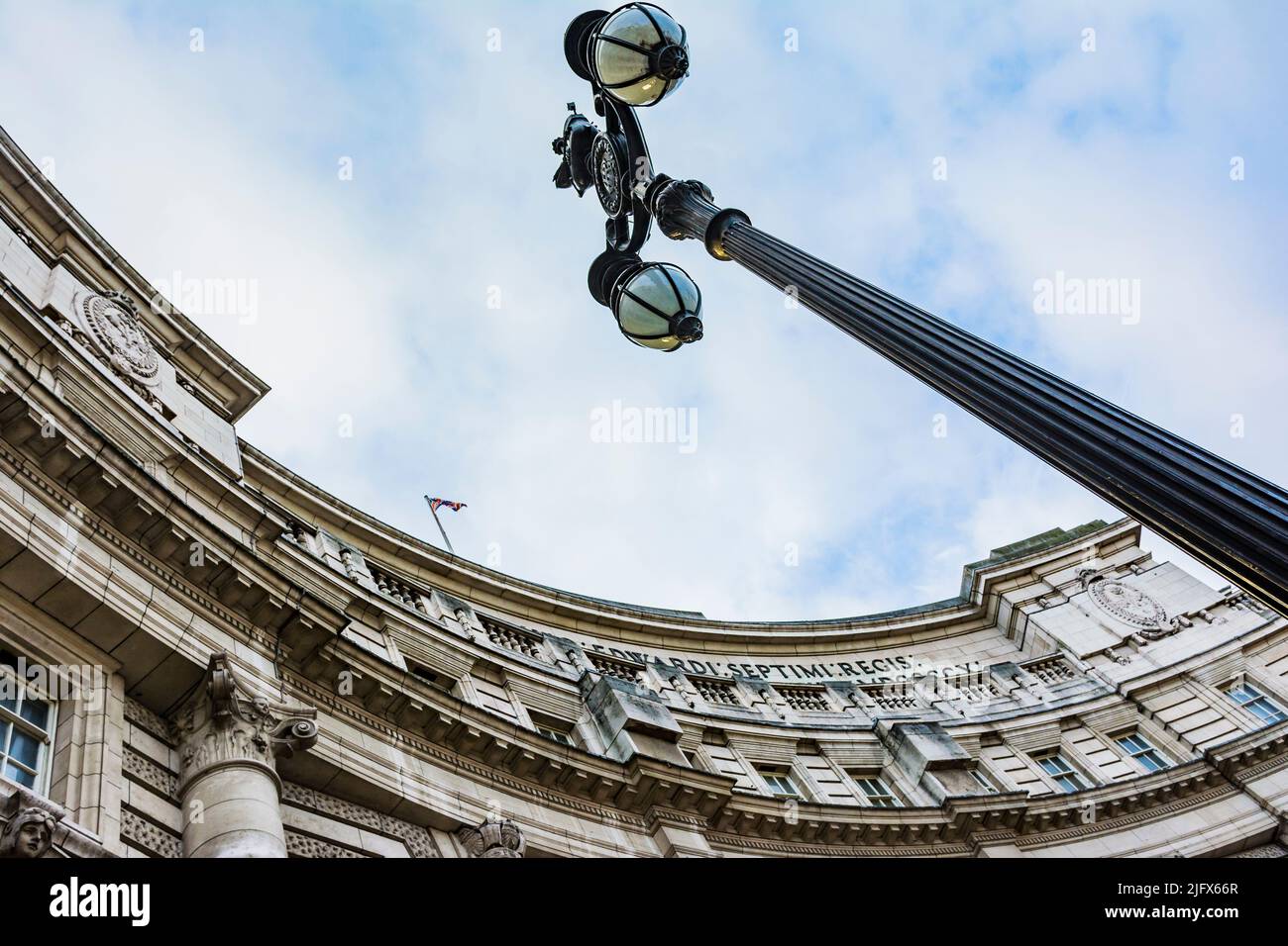 Le lampadaire traditionnel situé à côté de l'Admiralty Arch est un bâtiment phare de Londres qui offre un accès routier et piétonnier entre le Mall, qui s'étend jusqu'à t. Banque D'Images