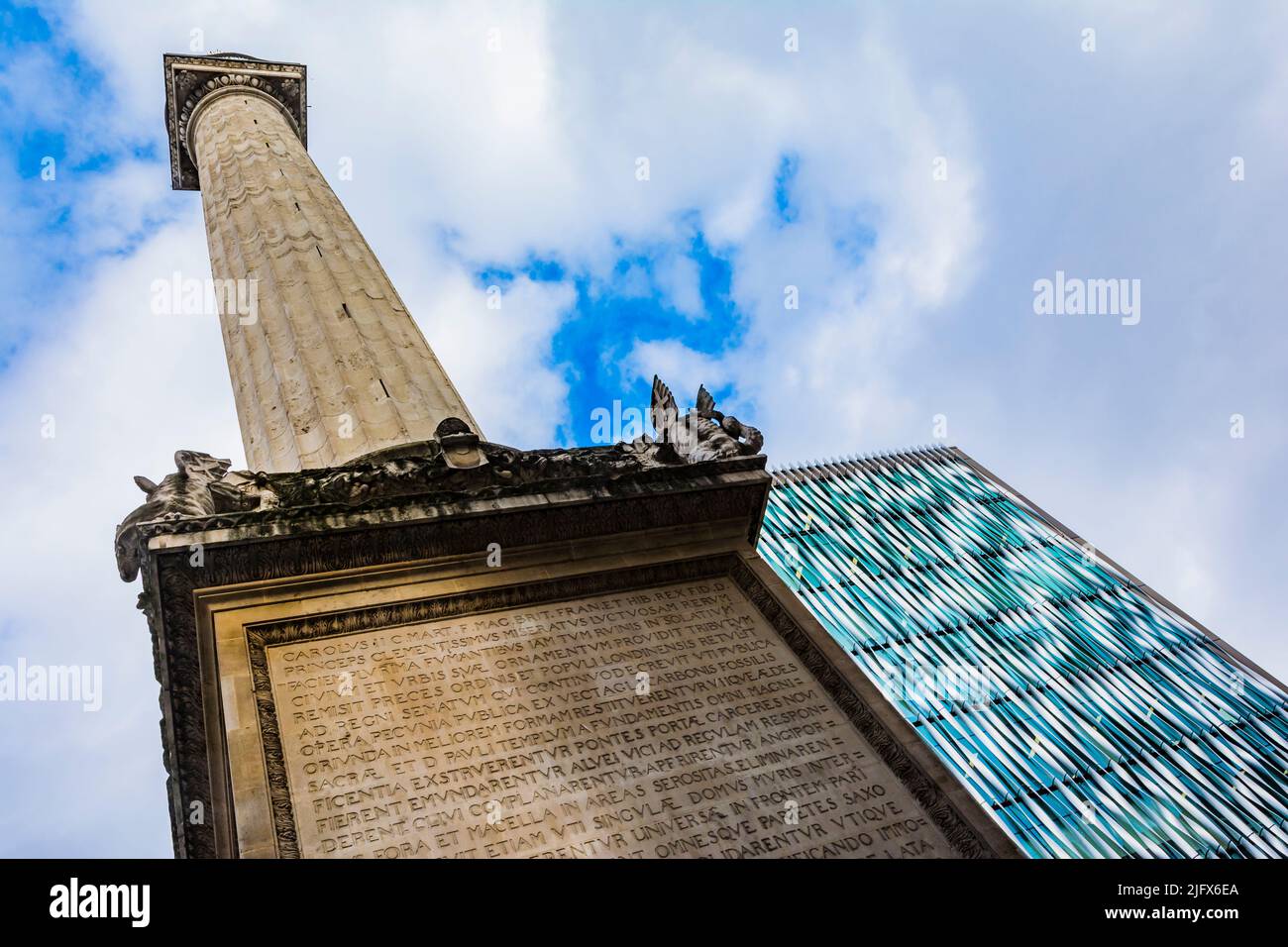 Le Monument au Grand incendie de Londres, plus connu simplement sous le nom de Monument, est une colonne Doric à cannelures à Londres. Commémoration du Grand incendie Banque D'Images