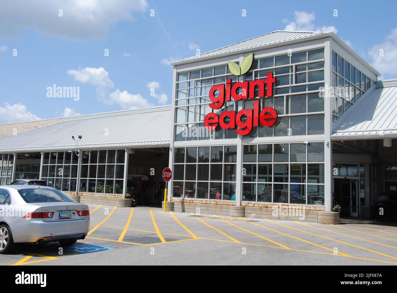 Supermarché Giant Eagle dans le nord-est de l'Ohio. Celui-ci à Lakewood, Ohio Banque D'Images