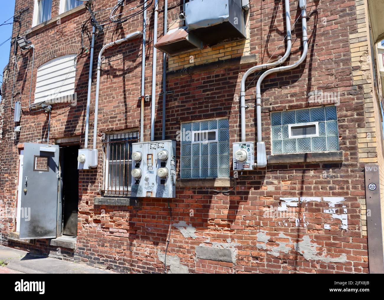 Le mur arrière de l'ancien bâtiment de la ville d'Ohio, à l'ouest de Cleveland, Ohio, en mai 2022 Banque D'Images