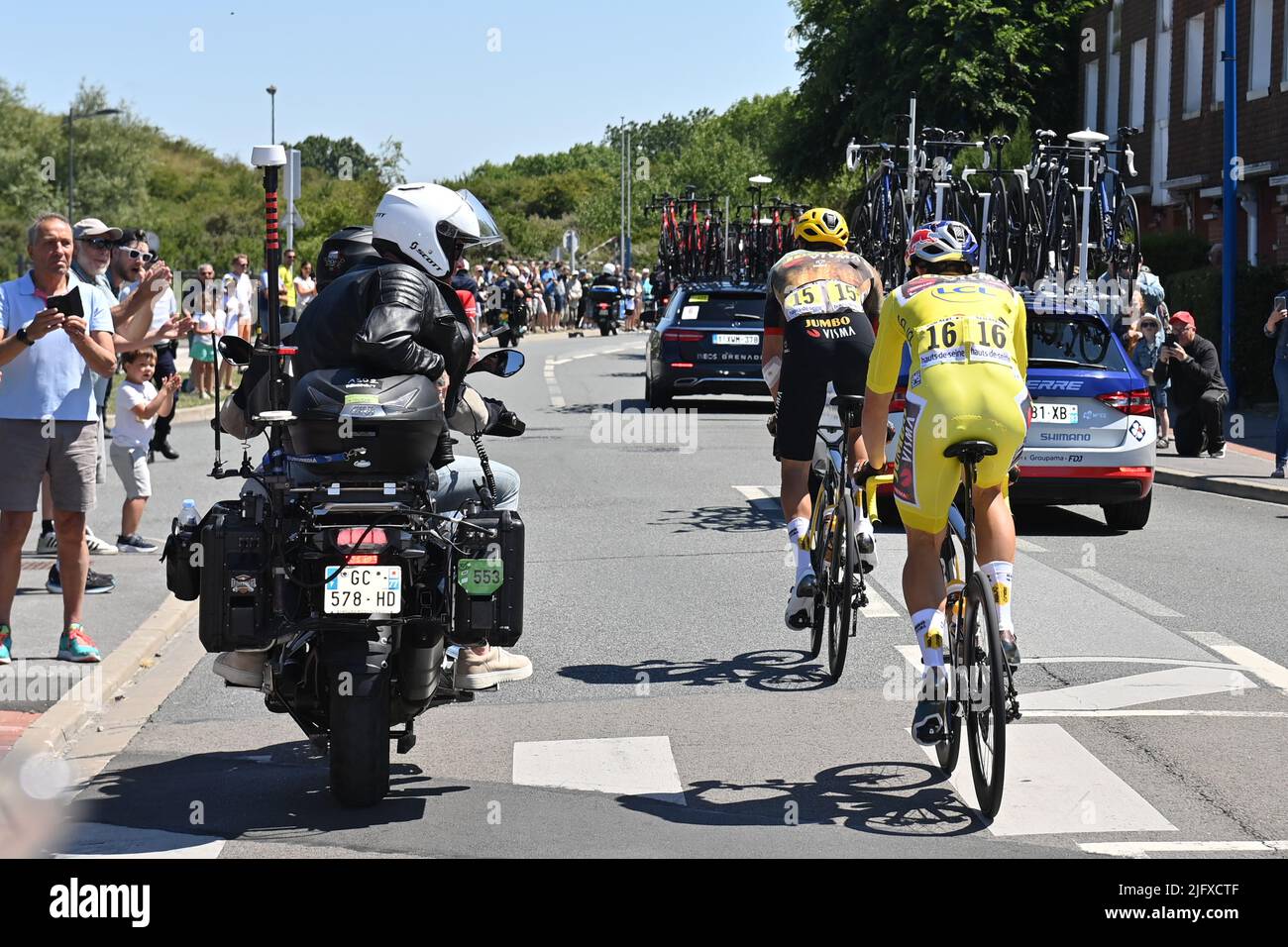 Tour de France : étape 4 de Dunkerque à Calais. 5th juillet 2022. Wout Van Aert pour l'équipe Jumbo Visma dit bonjour au gagnant du tour Sir Bradley Wiggins dans le Tour de France 2022, Stage 4, de Dunkirk à Calais. Crédit : Peter Goding/Alay Live News Banque D'Images