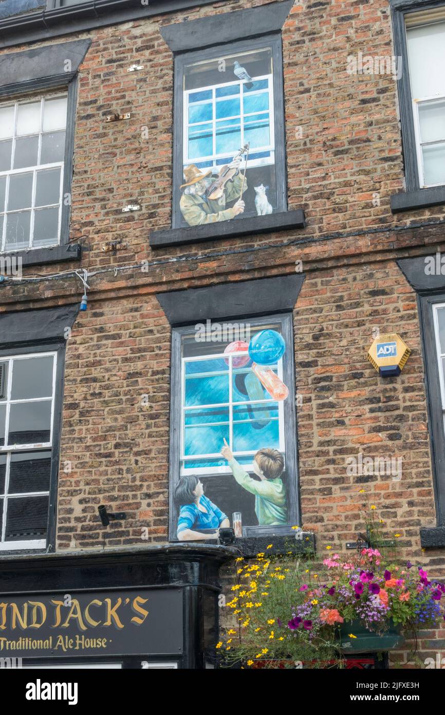 Murale sur un bâtiment, faisant partie du schéma des « fenêtres de la ville » (style trompe l'œil ou trompe l'œil), à Knaresborough, dans le North Yorkshire, Royaume-Uni. Banque D'Images