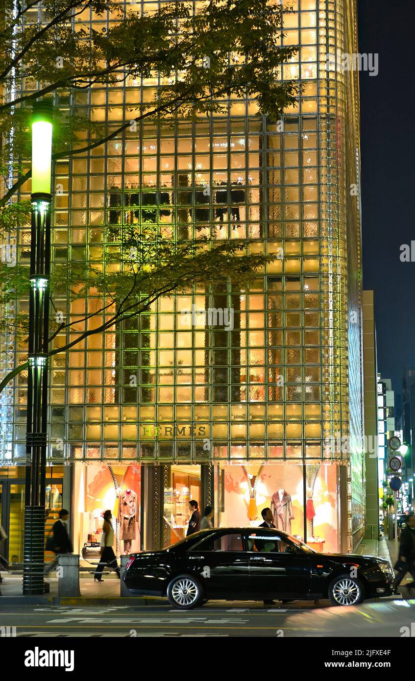 Le magasin de luxe Hermes dans le célèbre quartier de Ginza au crépuscule, Tokyo JP Banque D'Images