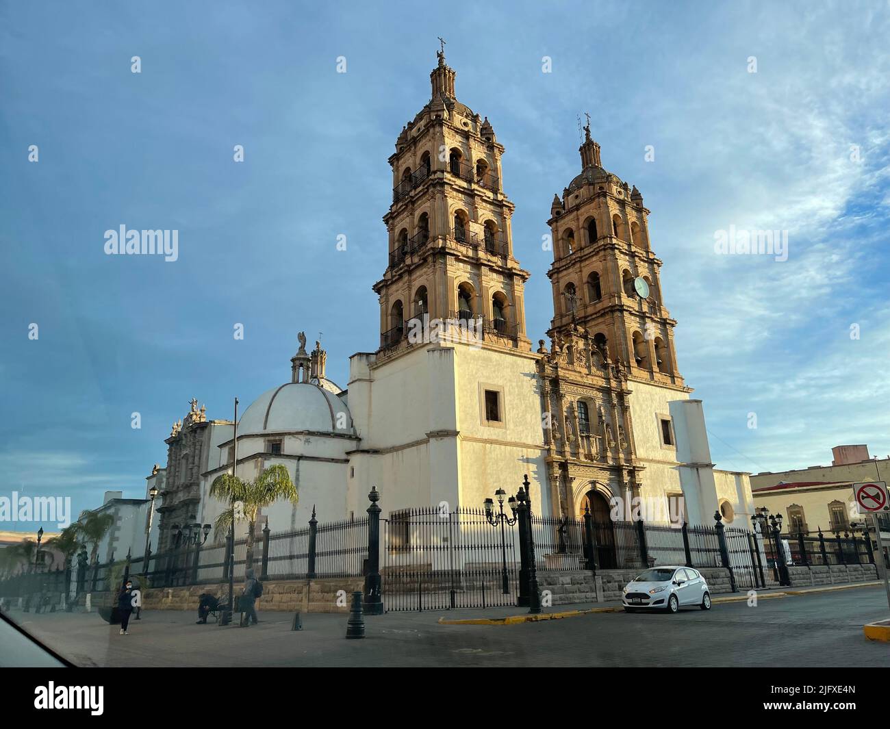 Victoria de Durango, Durango Mexique. Es conocida por su centro histórico, con importantes edificios barrocos mexicanos y coloniales. En 1695 se comenzó a conaluir la Catedral Basílica adorÓ, que tiene arte sacro y tallados en madera en su interior. El Museo de la Ciudad 450, en un palacio convertido, tiene exposant que la historia de la Ciudad. Bebeleche es un museo moderno con exhibiciones interactivas sobre ciencia y cultura. © (photo de Luis Gutierrez/North photo) Banque D'Images