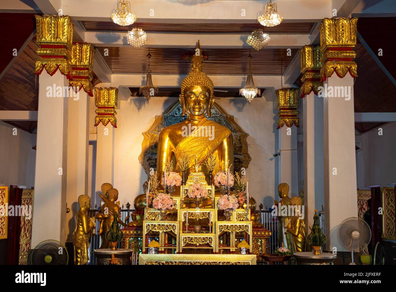 Luang Phua Phra Ong Saen est un lieu de culte pour les villageois qui sont enchâssés dans le Viharn de Wat Phra que Choeng CHUM Worawihan. En Thaïlande. Banque D'Images