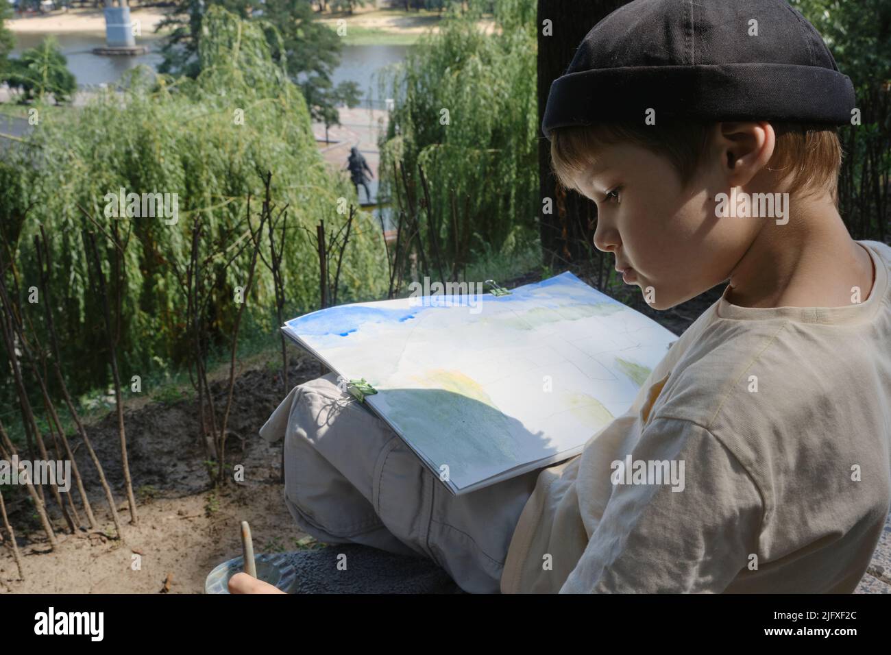 un garçon d'âge scolaire aime peindre dans les parcs Banque D'Images