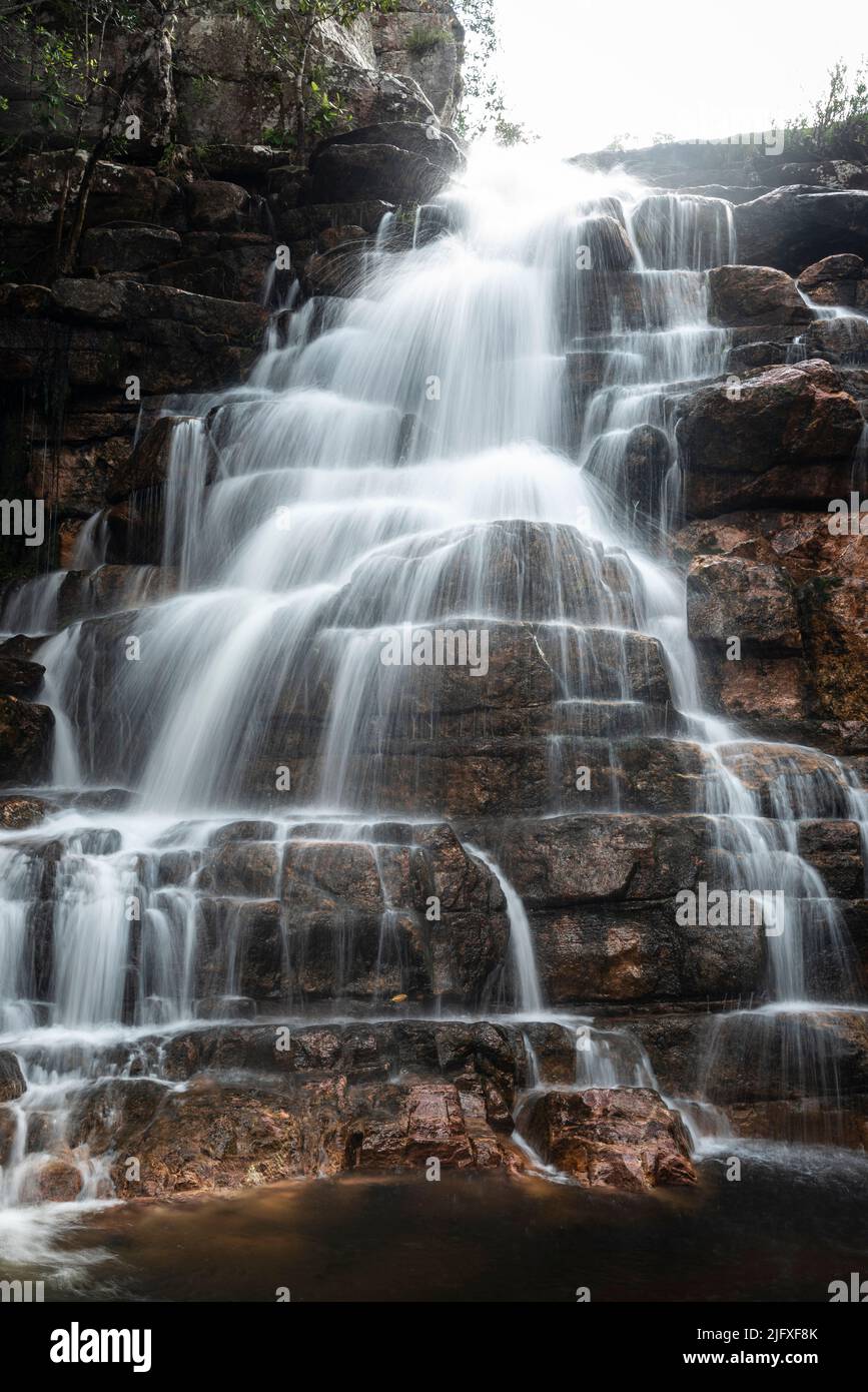 Belle vue sur la cascade de cerrado sauvage et rocheuse Banque D'Images