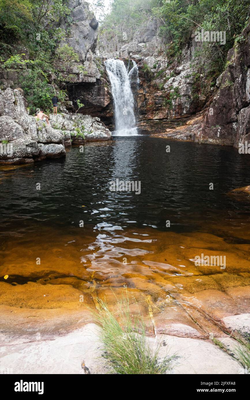 Belle vue sur la cascade de cerrado sauvage et rocheuse Banque D'Images