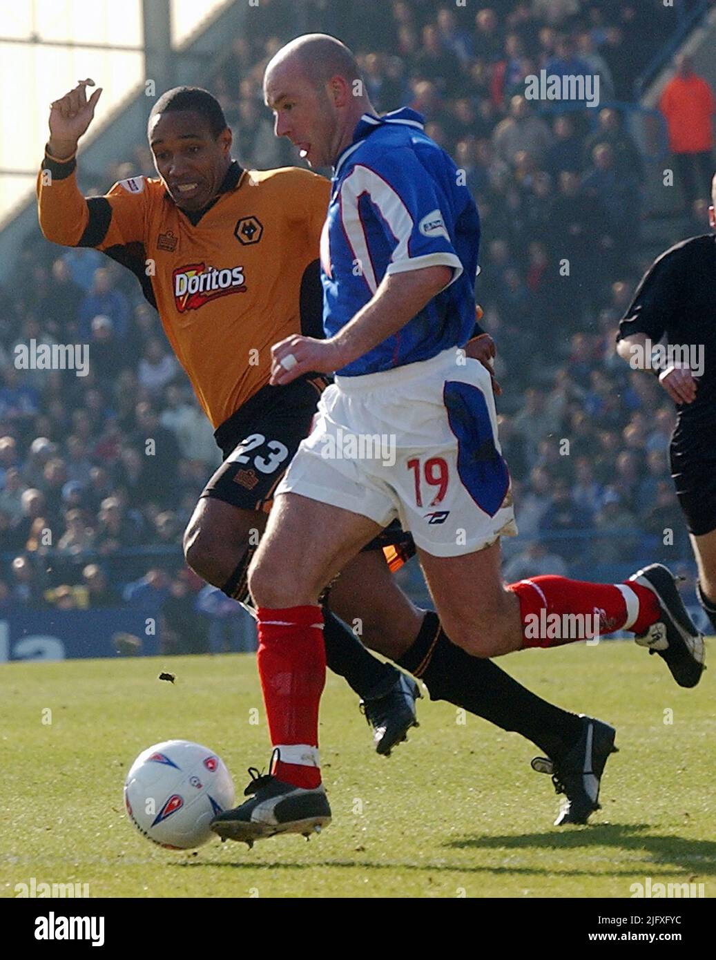 LOUPS DE PORTSMOUTH V. STEVE STONE BAT PAUL INCE POUR MARQUER PIC MIKE WALKER 2003 Banque D'Images