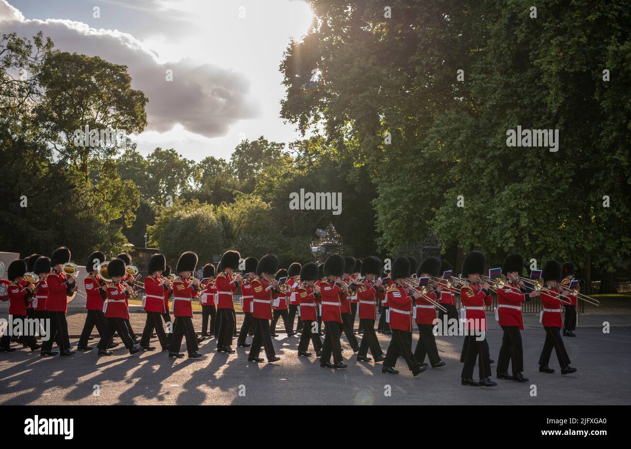 Horse Guards Parade, Londres, Royaume-Uni. 5 juillet 2022. La comédie musicale militaire Spectacular 2022 de l’Armée britannique réunit les célèbres groupes massés de la Division Household sur Horse Guards Parade pour célébrer la Reine et le Commonwealth dans son année du Jubilé de platine. Plus de trois nuits à Londres, les 5th, 6th, 7th juillet 2022, de 7,30pm à 9pm, Le concert en plein air, avec feux d'artifice et effets audio-visuels, présente certains des musiciens militaires les plus talentueux de l'Armée britannique. Crédit : Malcolm Park/Alay Live News Banque D'Images