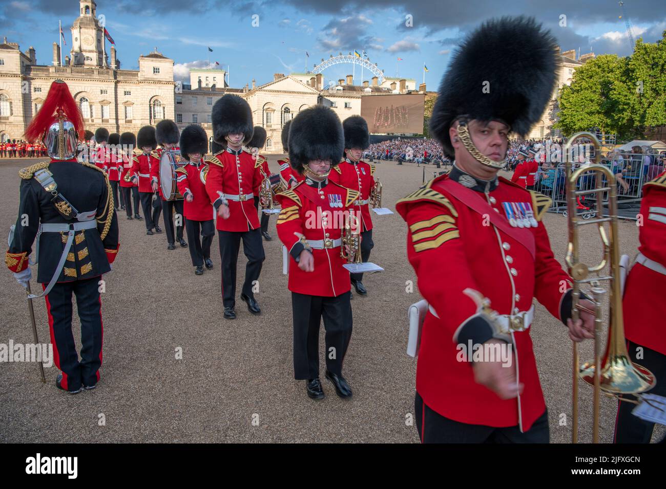 Horse Guards Parade, Londres, Royaume-Uni. 5 juillet 2022. La comédie musicale militaire Spectacular 2022 de l’Armée britannique réunit les célèbres groupes massés de la Division Household sur Horse Guards Parade pour célébrer la Reine et le Commonwealth dans son année du Jubilé de platine. Plus de trois nuits à Londres, les 5th, 6th, 7th juillet 2022, de 7,30pm à 9pm, Le concert en plein air, avec feux d'artifice et effets audio-visuels, présente certains des musiciens militaires les plus talentueux de l'Armée britannique. Crédit : Malcolm Park/Alay Live News Banque D'Images