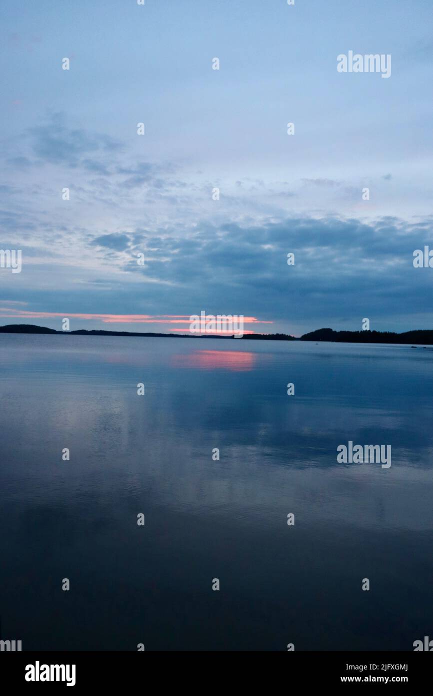 Heure bleue après le coucher du soleil sur le lac Pyhäjärvi à Uukuniemi, dans l'est de la Finlande, en juin 2022 Banque D'Images