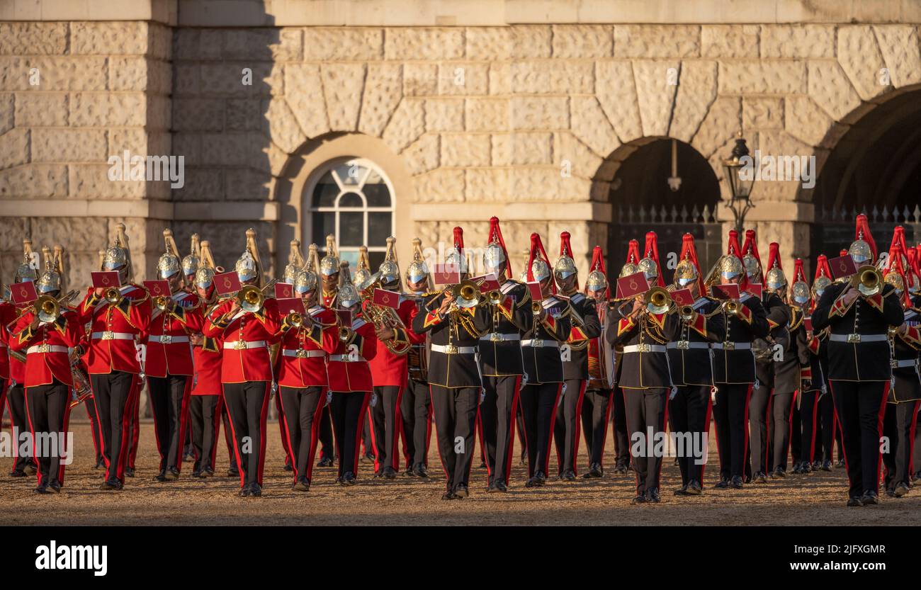 Horse Guards Parade, Londres, Royaume-Uni. 5 juillet 2022. La comédie musicale militaire Spectacular 2022 de l’Armée britannique réunit les célèbres groupes massés de la Division Household sur Horse Guards Parade pour célébrer la Reine et le Commonwealth dans son année du Jubilé de platine. Plus de trois nuits à Londres, les 5th, 6th, 7th juillet 2022, de 7,30pm à 9pm, Le concert en plein air, avec feux d'artifice et effets audio-visuels, présente certains des musiciens militaires les plus talentueux de l'Armée britannique. Crédit : Malcolm Park/Alay Live News Banque D'Images