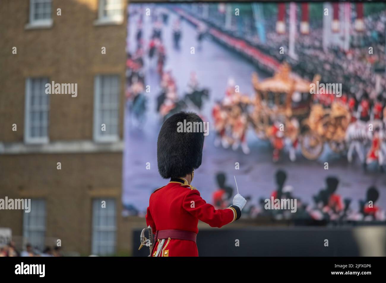 Horse Guards Parade, Londres, Royaume-Uni. 5 juillet 2022. La comédie musicale militaire Spectacular 2022 de l’Armée britannique réunit les célèbres groupes massés de la Division Household sur Horse Guards Parade pour célébrer la Reine et le Commonwealth dans son année du Jubilé de platine. Plus de trois nuits à Londres, les 5th, 6th, 7th juillet 2022, de 7,30pm à 9pm, Le concert en plein air, avec feux d'artifice et effets audio-visuels, présente certains des musiciens militaires les plus talentueux de l'Armée britannique. Crédit : Malcolm Park/Alay Live News Banque D'Images