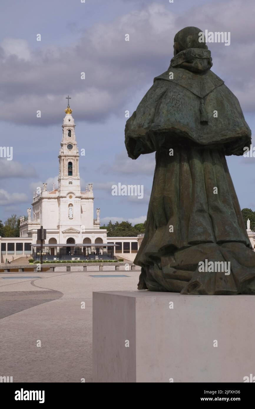 Statue du pape Paul XI et basilique de Fatima, Fatima, Portugal. Banque D'Images
