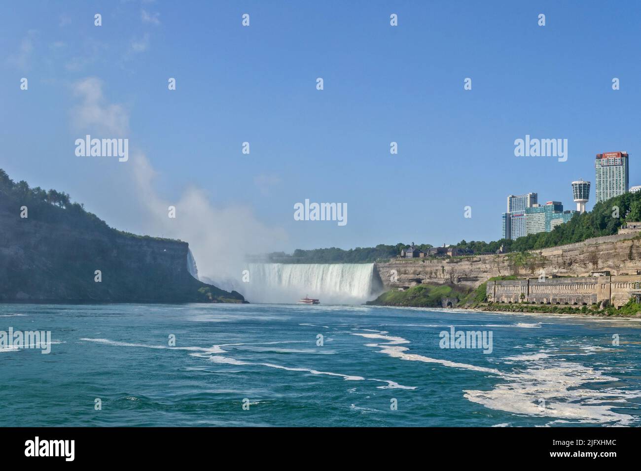Les chutes du Niagara sont les chutes d'eau les plus puissantes d'Amérique du Nord. Ces chutes d'eau volumineuses sont situées sur la rivière Niagara. Banque D'Images