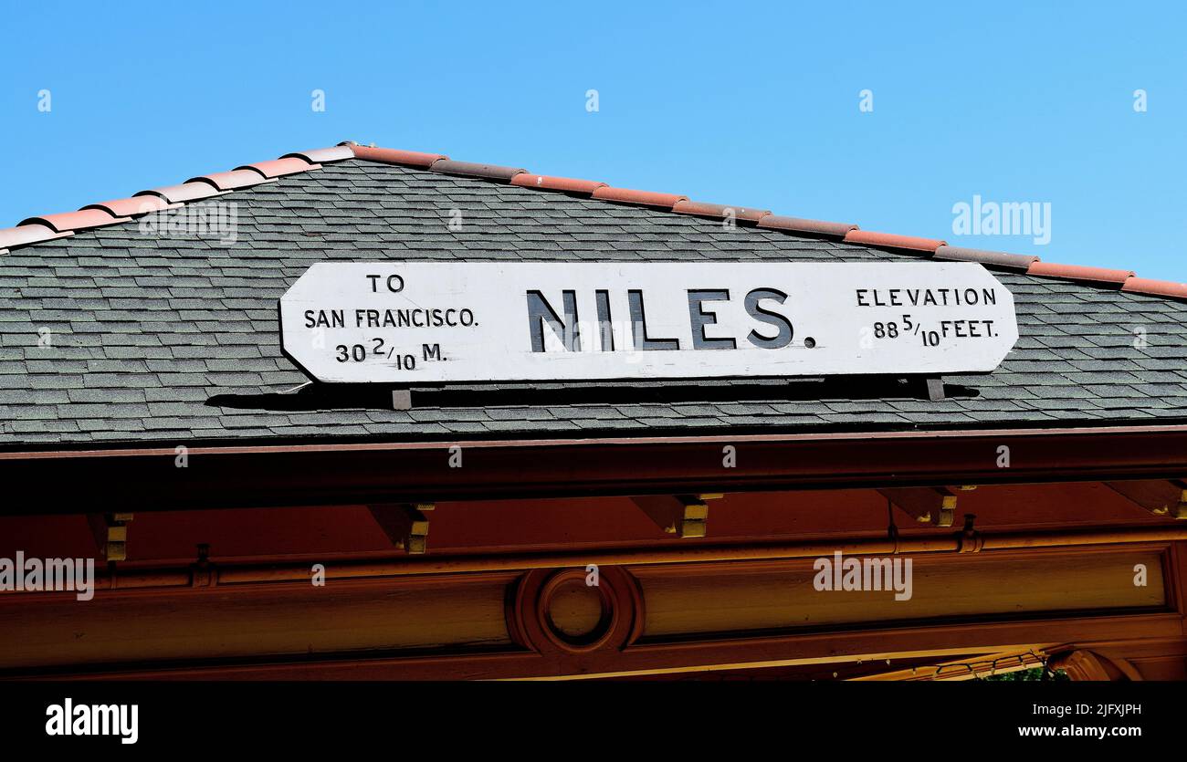 Niles Elevation et Miles to San Francisco panneau sur la gare de Niles, Fremont, Californie Banque D'Images