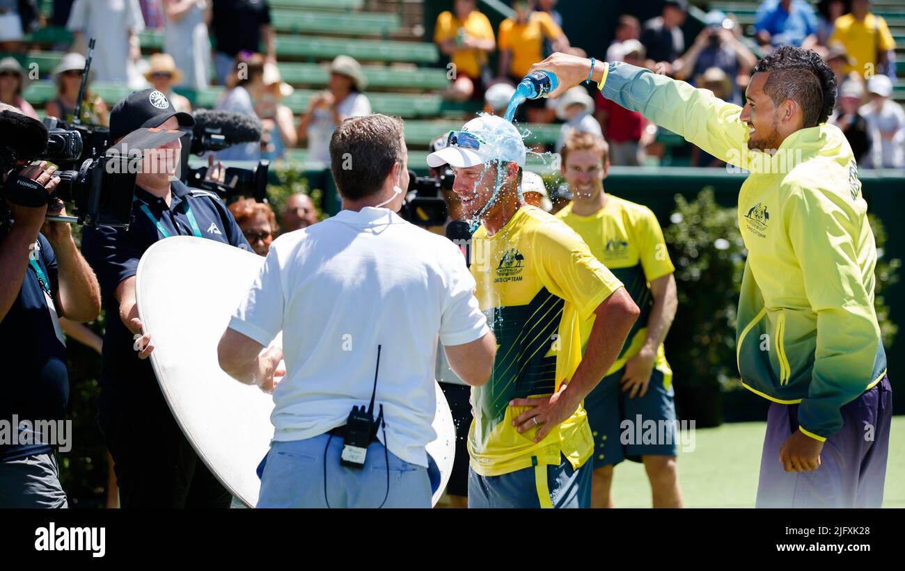 Nick Kyrgios lance un spray à Lleyton Hewitt après que l'australien double jumelage de Groth et de pairs remporte le 2 e jour de la coupe Davis 1st Round contre le Tchèque Banque D'Images