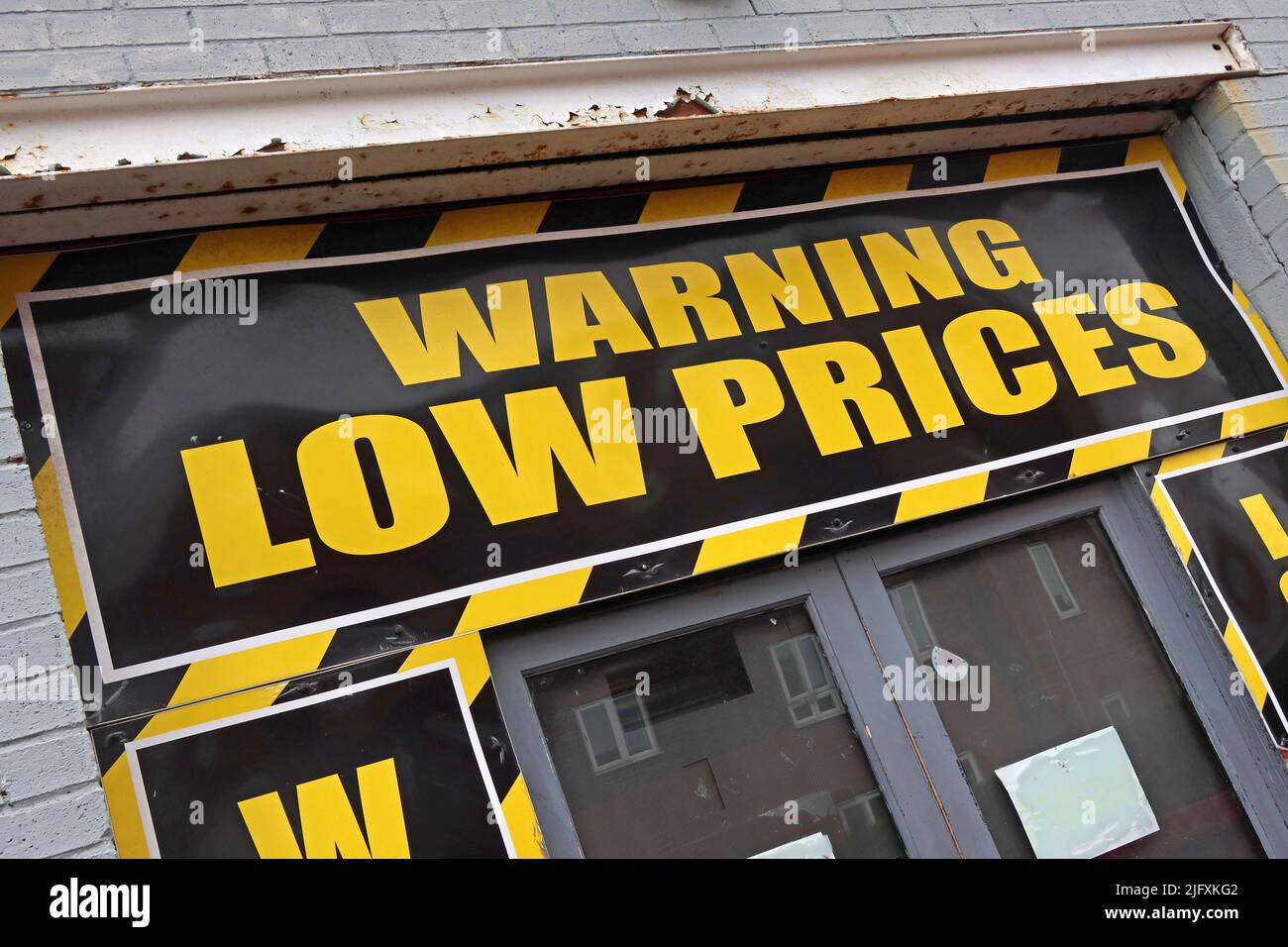 Avertissement panneau de bas prix, boutique à Warrington, Cheshire, Angleterre, Royaume-Uni Banque D'Images