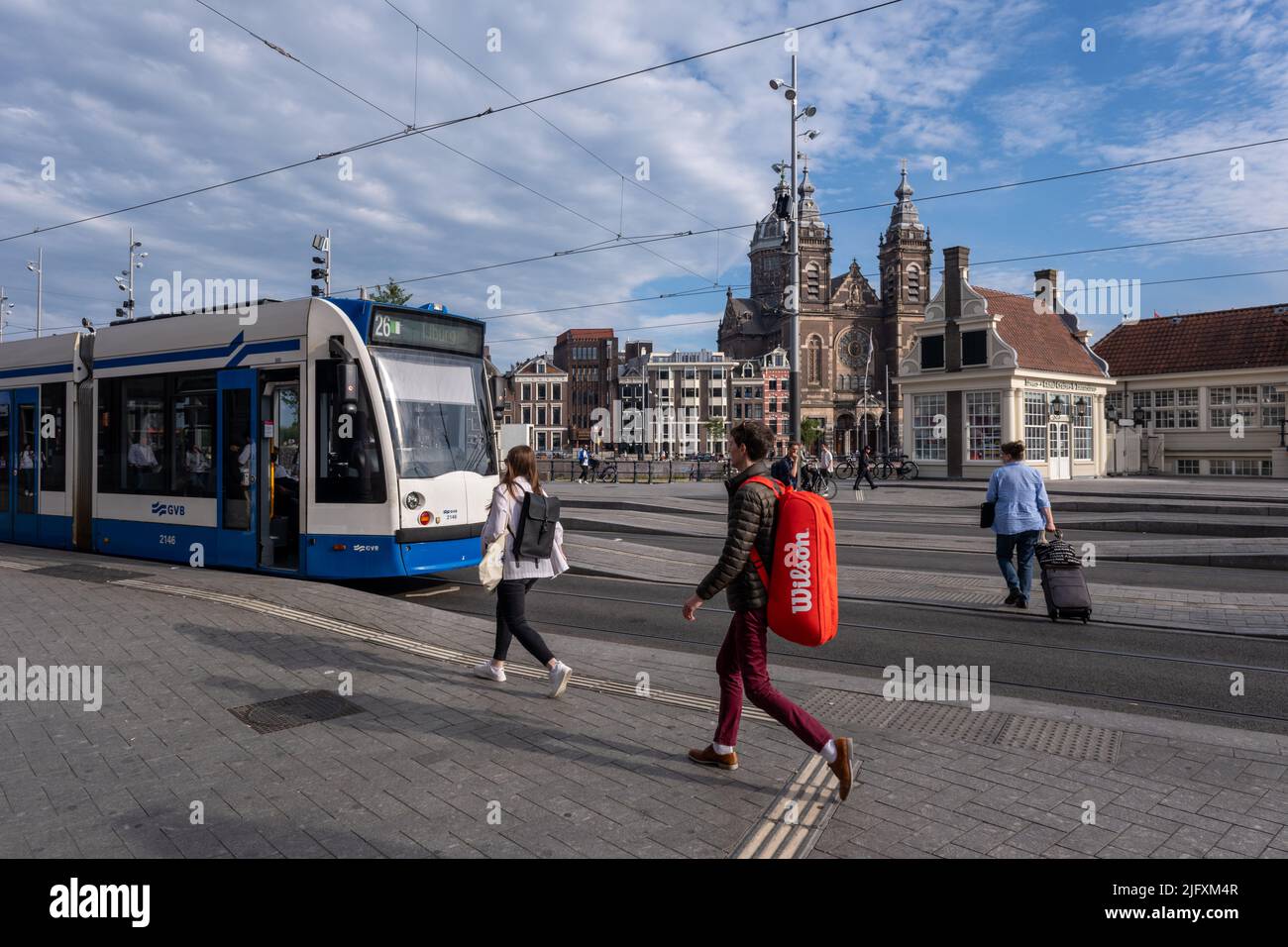 Amsterdam, pays-Bas - 21 juin 2022 : tramway GVB sur la place de la gare centrale Banque D'Images