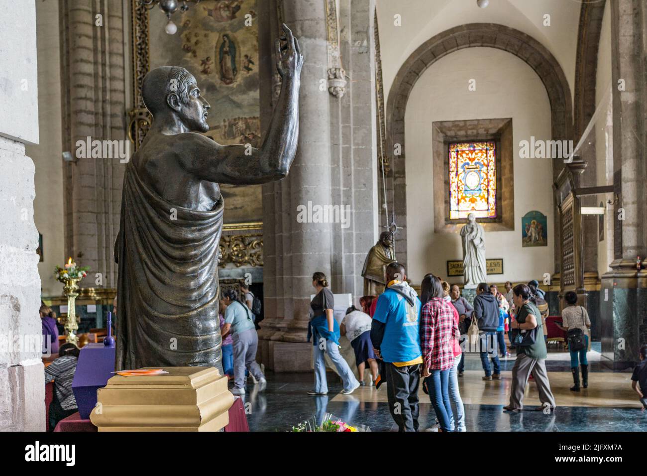 Statues et pèlerins dans la basilique notre-Dame de Guadalupe, colline de Tepeyac, Mexique. Banque D'Images