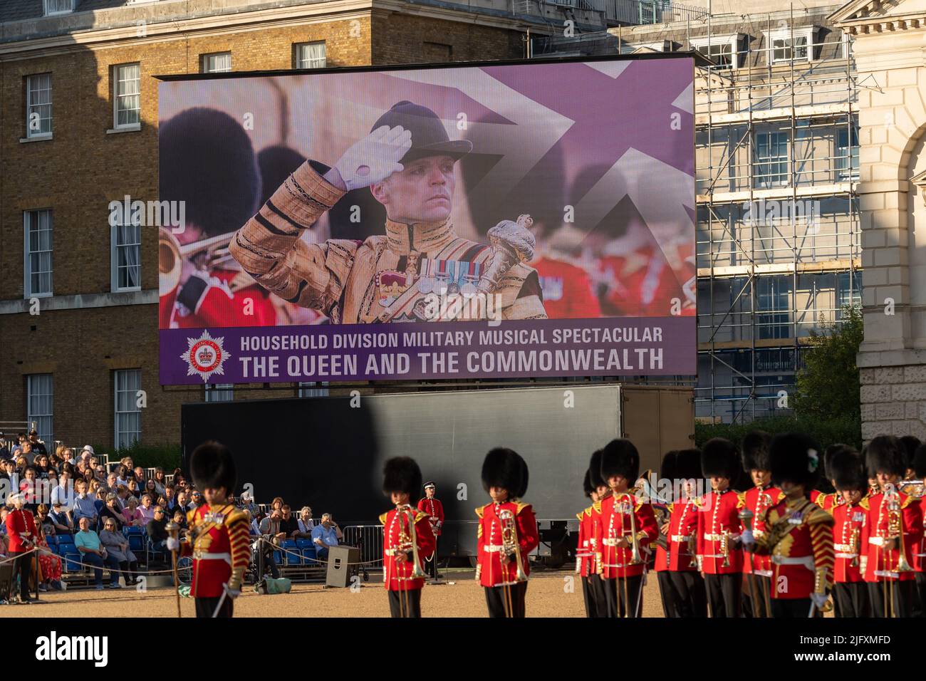 Londres, Royaume-Uni. 5th juillet 2022. Le "Military musical Spectacular" de l'armée britannique célèbre la Reine et le Commonwealth sur Horse Guards Parade Londres le Chef d'état-major général, le général Sir Patrick Sanders, a pris le salut. Cent cinquante enfants du Commonwealth Youth Choir, accompagnés par les groupes massés, ont interprété "Une chanson pour le Commonwealth", la musique a été interprétée par les groupes massés de la Division des ménages crédit: Ian Davidson/Alamy Live News Banque D'Images