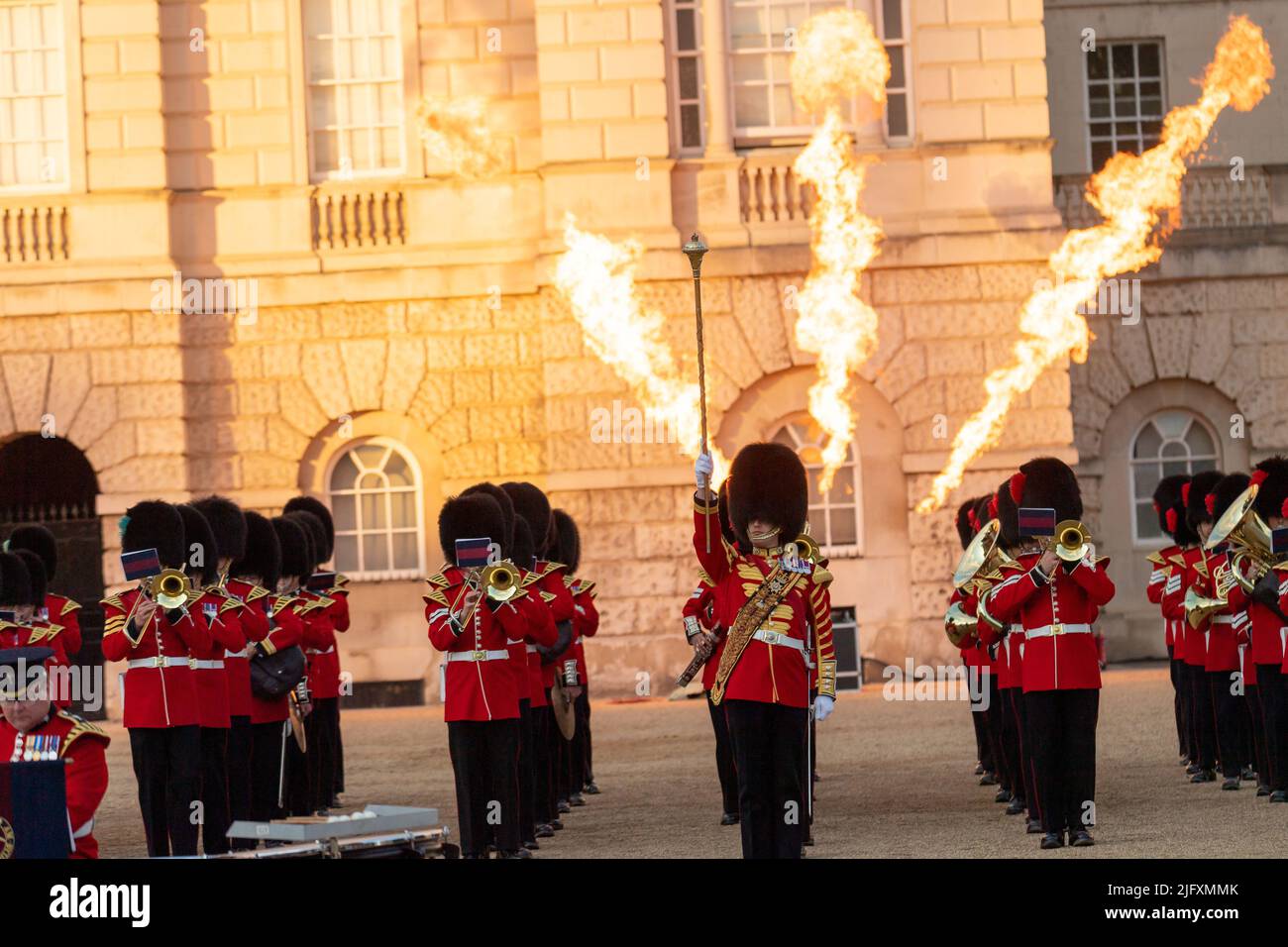 Londres, Royaume-Uni. 5th juillet 2022. Le "Military musical Spectacular" de l'armée britannique célèbre la Reine et le Commonwealth sur Horse Guards Parade Londres le Chef d'état-major général, le général Sir Patrick Sanders, a pris le salut. Cent cinquante enfants du Commonwealth Youth Choir, accompagnés par les groupes massés, ont interprété "Une chanson pour le Commonwealth", la musique a été interprétée par les groupes massés de la Division des ménages crédit: Ian Davidson/Alamy Live News Banque D'Images