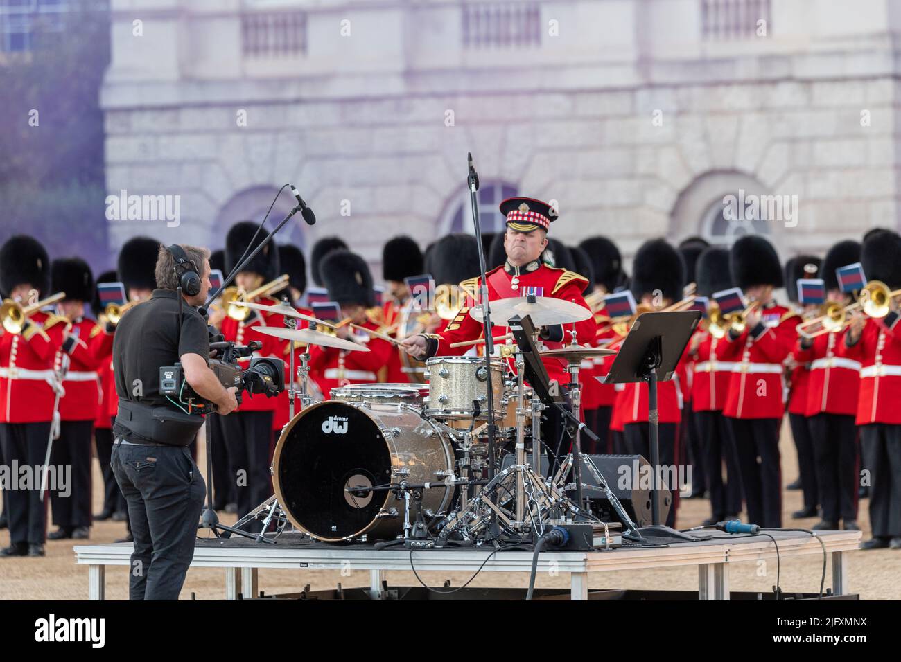 Londres, Royaume-Uni. 5th juillet 2022. Le "Military musical Spectacular" de l'armée britannique célèbre la Reine et le Commonwealth sur Horse Guards Parade Londres le Chef d'état-major général, le général Sir Patrick Sanders, a pris le salut. Cent cinquante enfants du Commonwealth Youth Choir, accompagnés par les groupes massés, ont interprété "Une chanson pour le Commonwealth", la musique a été interprétée par les groupes massés de la Division des ménages crédit: Ian Davidson/Alamy Live News Banque D'Images