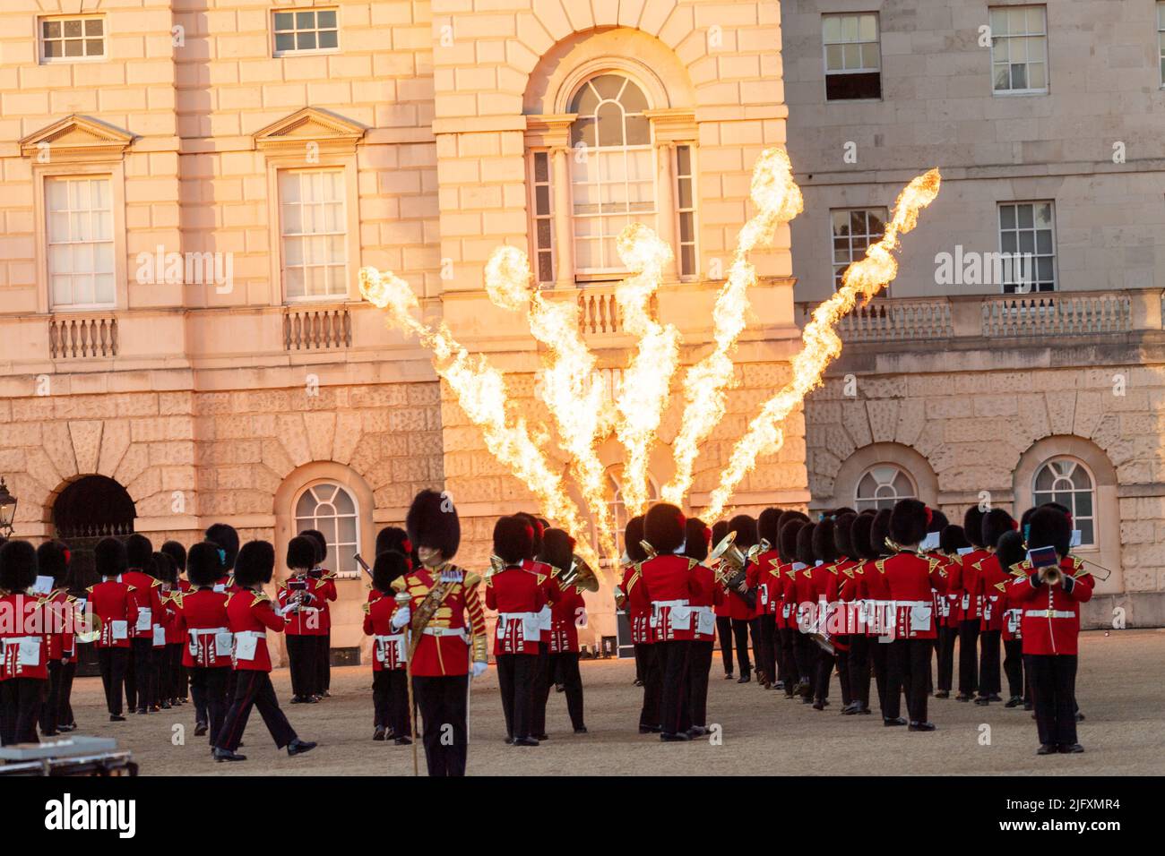 Londres, Royaume-Uni. 5th juillet 2022. Le "Military musical Spectacular" de l'armée britannique célèbre la Reine et le Commonwealth sur Horse Guards Parade Londres le Chef d'état-major général, le général Sir Patrick Sanders, a pris le salut. Cent cinquante enfants du Commonwealth Youth Choir, accompagnés par les groupes massés, ont interprété "Une chanson pour le Commonwealth", la musique a été interprétée par les groupes massés de la Division des ménages crédit: Ian Davidson/Alamy Live News Banque D'Images