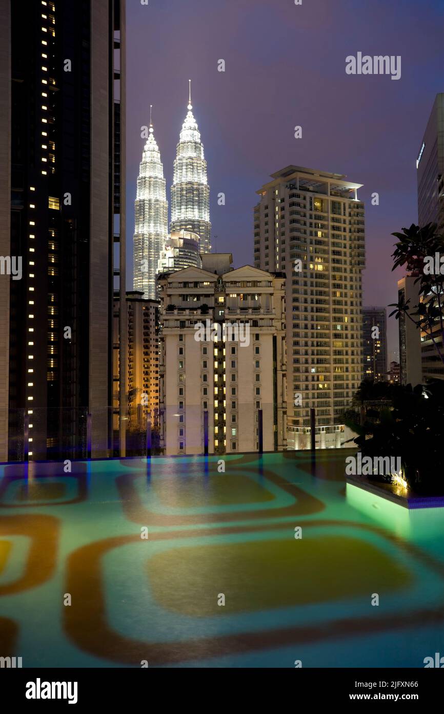 Vue au crépuscule sur les tours Petronas dans le centre-ville de Kuala Lumpur, Malaisie. Kuala Lumpur est la ville capitale de la Malaisie. Banque D'Images