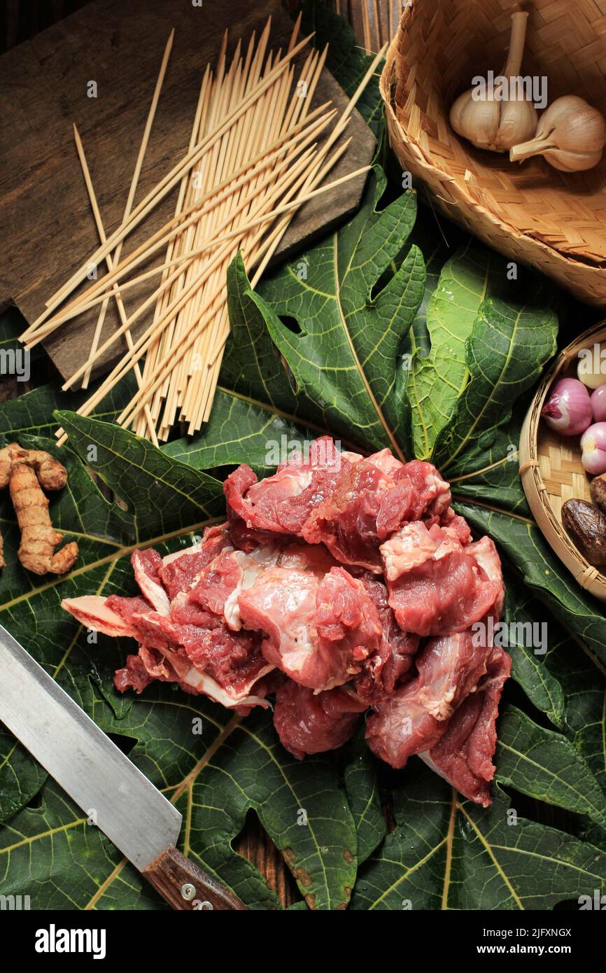 Assaisonnement Satay Meat Daging KURBAN avec la feuille de papaye avant de faire cuire au boeuf ou à l'agneau plus tendre et facile à manger, préparation Idul Adha Eid Menu Banque D'Images
