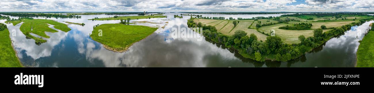 Vue panoramique aérienne à 360 degrés de l'archipel Hochelaga situé à l'est de Montréal, dans le fleuve Saint-Laurent. Banque D'Images