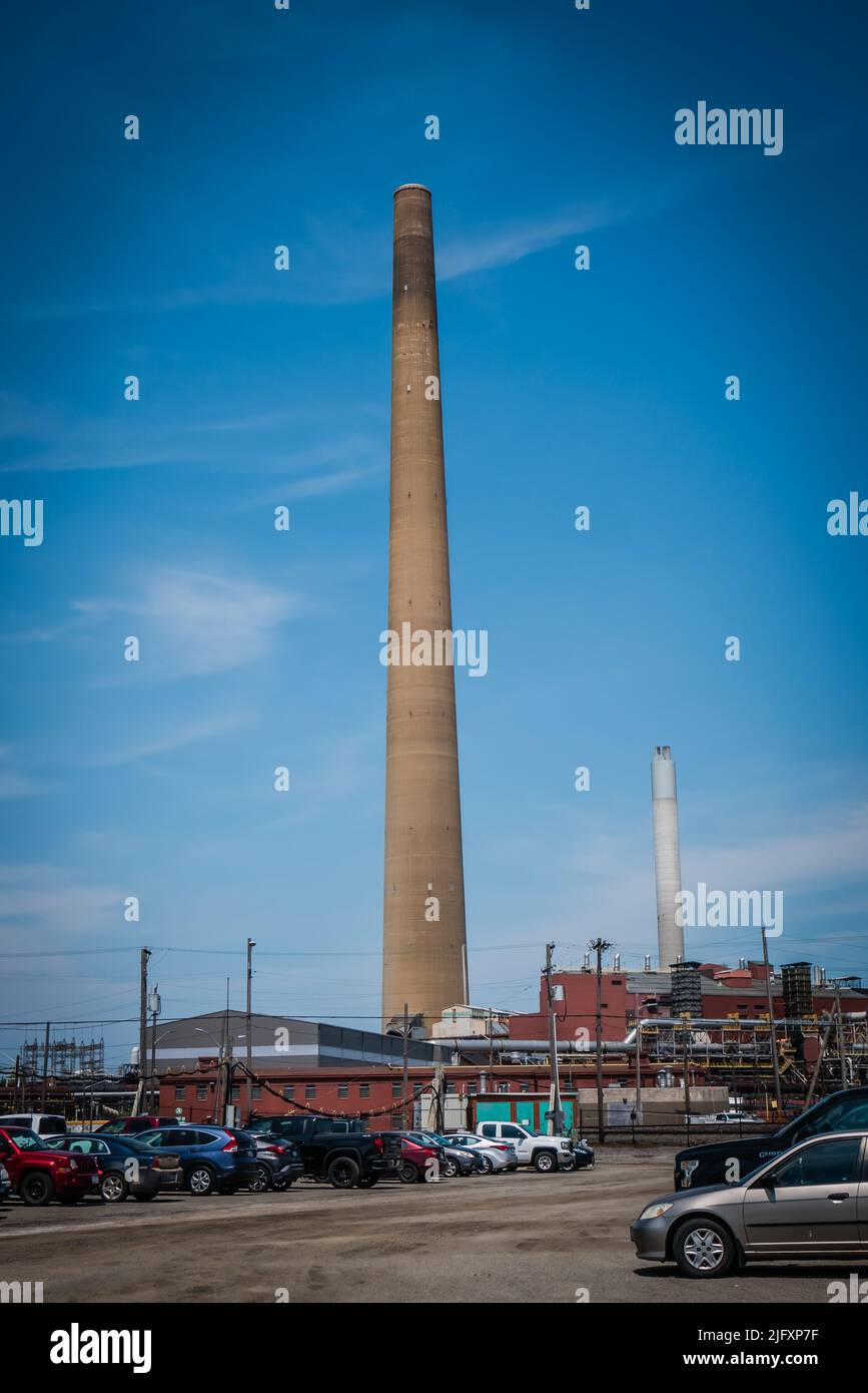 Avec une hauteur de 381 mètres, l'Inco SuperStack de Sudbury, en Ontario, est la plus grande cheminée du Canada et de l'hémisphère occidental, et la deuxième Banque D'Images