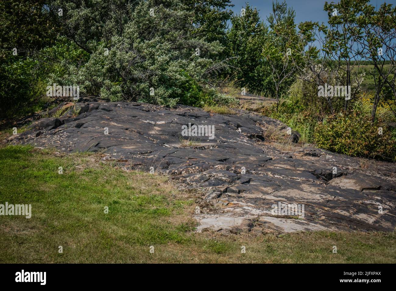 Rochers noirs à Sudbury, Ontario, Canada. Les roches ont été tachées noires par les premières émissions de la fonderie, qui contenaient du dioxyde de soufre et des particules métalliques Banque D'Images