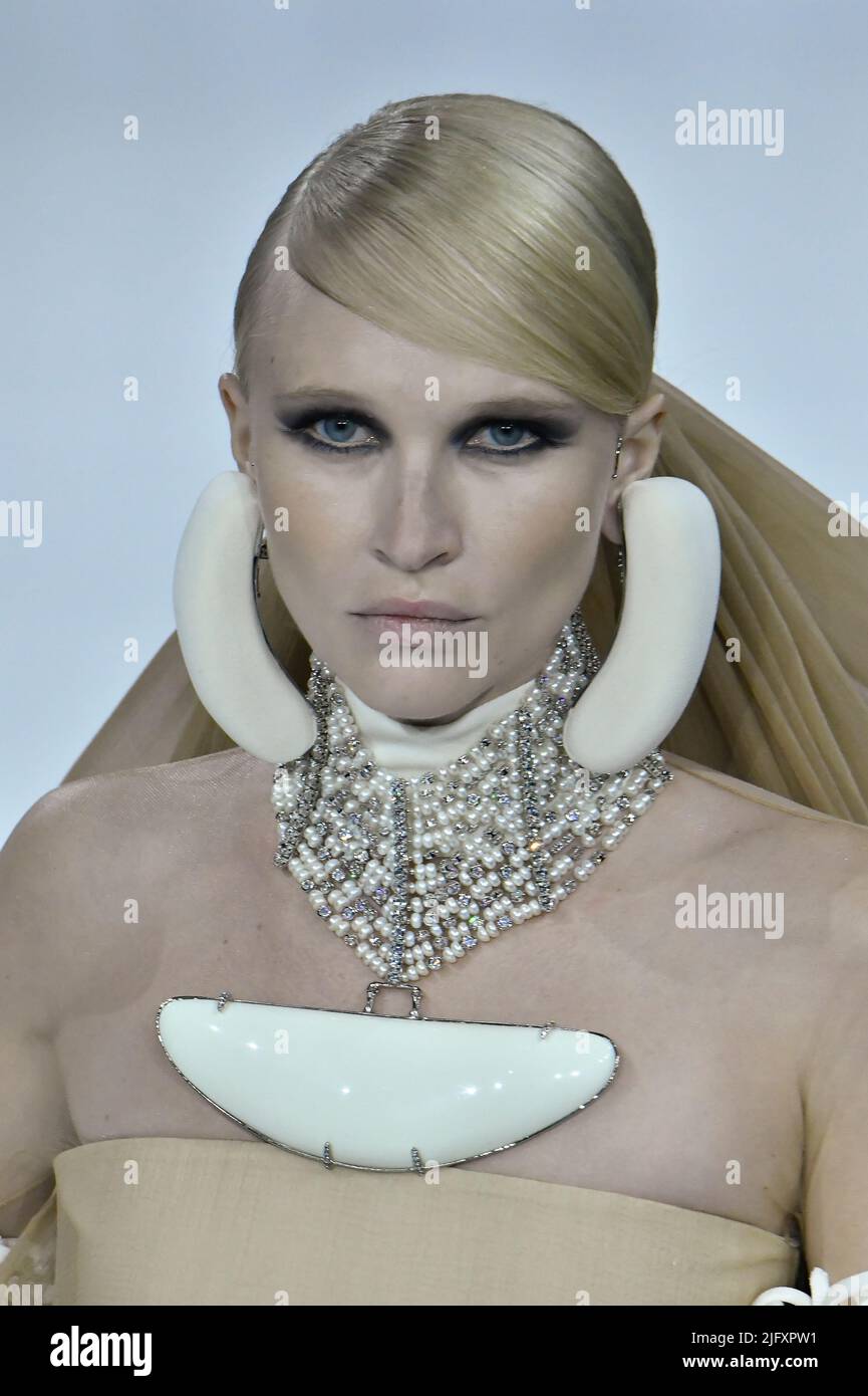 Paris, France, 5 juillet 2022. Un mannequin marche sur la piste au salon de la mode Stephane